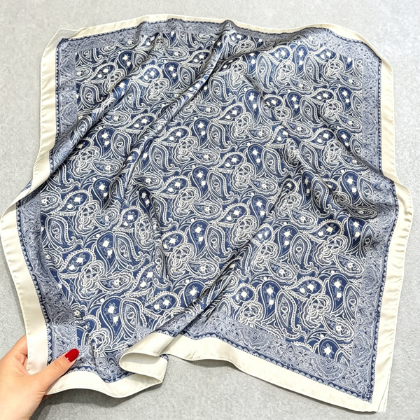 総柄スクエアタイプ 上品 スカーフ