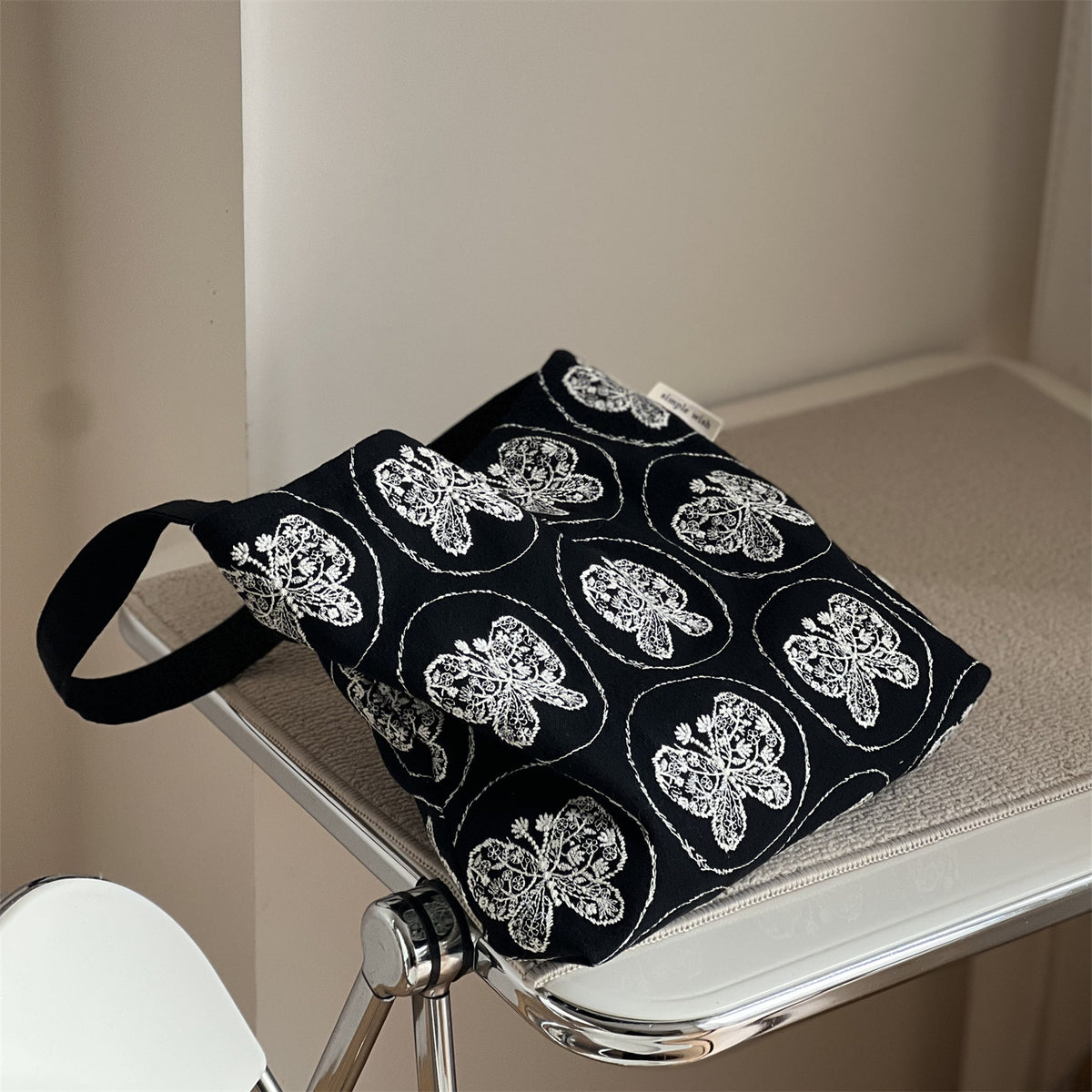 総柄刺繍 マグネット開閉トートバッグ