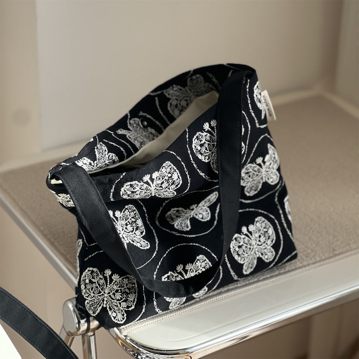 総柄刺繍 マグネット開閉トートバッグ