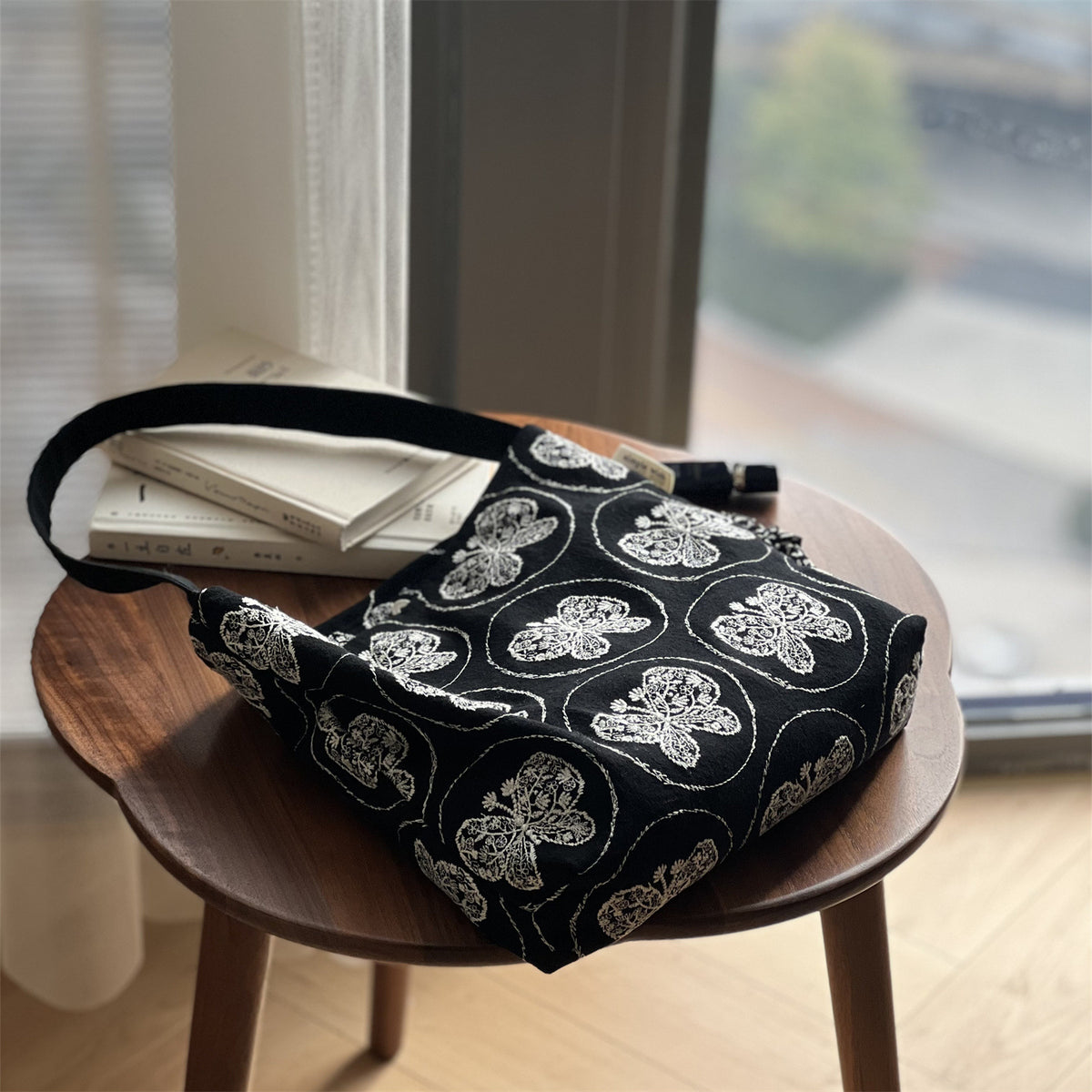 総柄刺繍 マグネット開閉トートバッグ