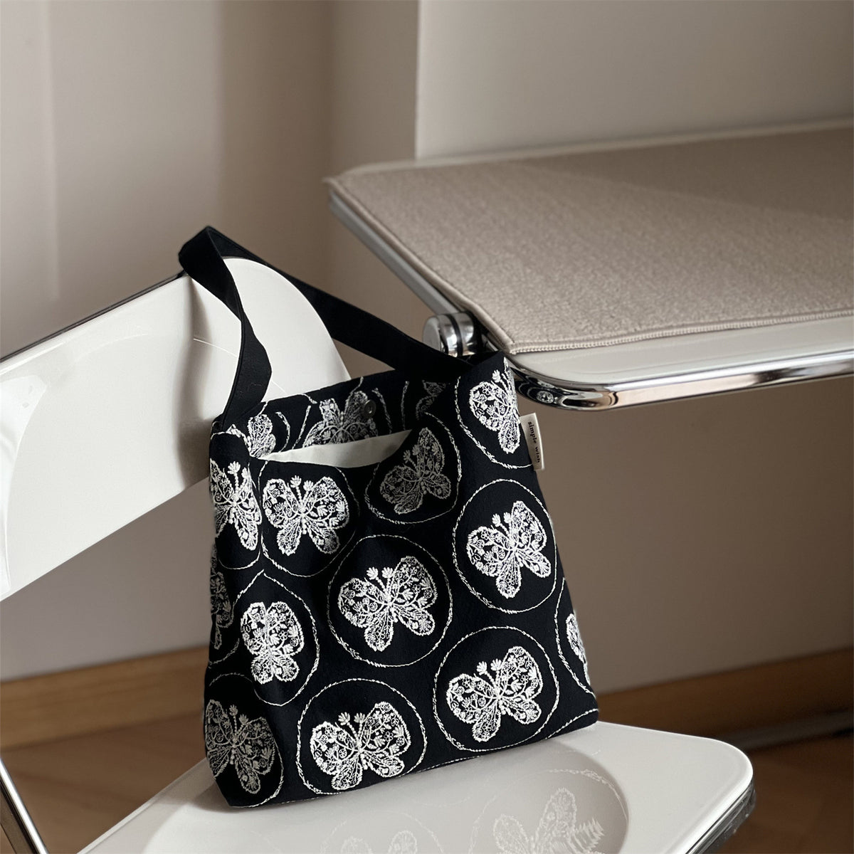 総柄刺繍 マグネット開閉トートバッグ