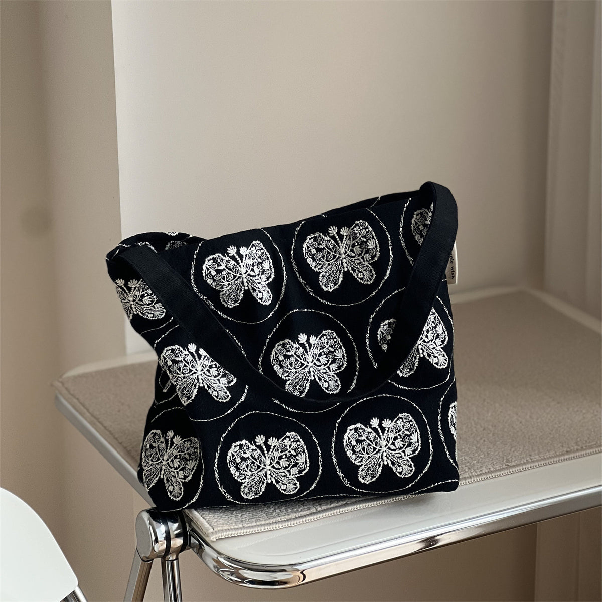 総柄刺繍 マグネット開閉トートバッグ