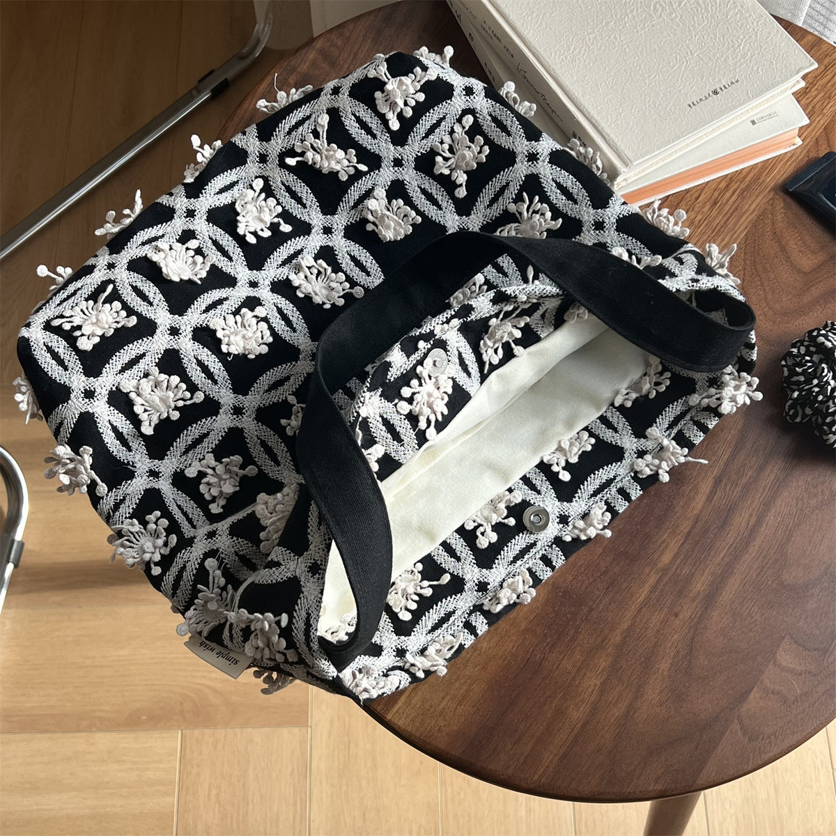 総柄刺繍 マグネット開閉トートバッグ