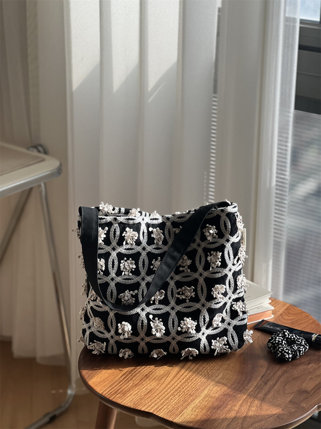 総柄刺繍 マグネット開閉トートバッグ
