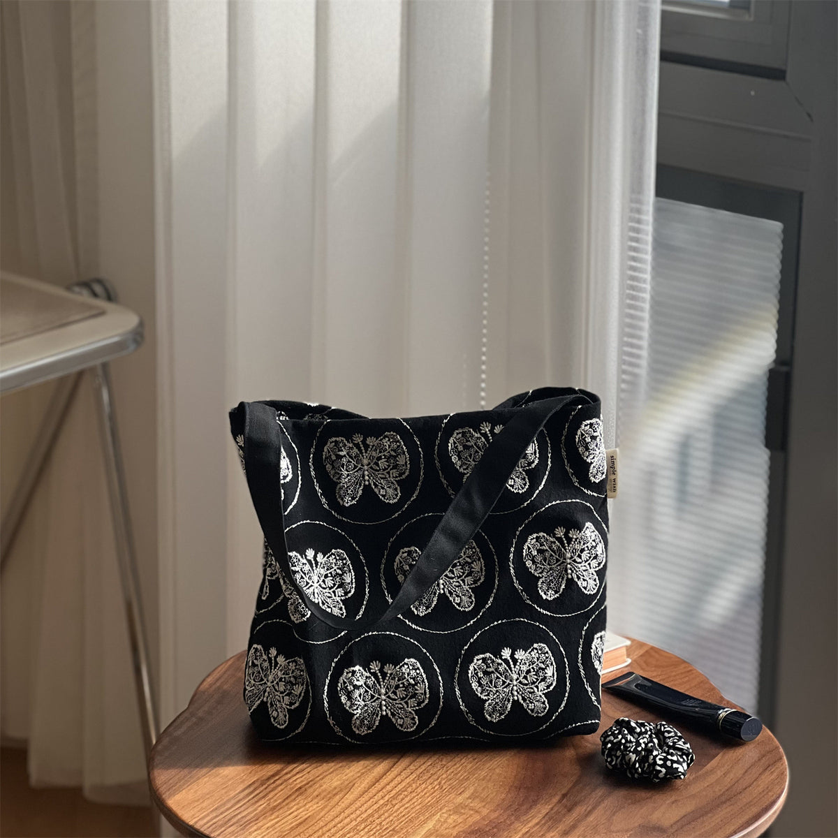 総柄刺繍 マグネット開閉トートバッグ