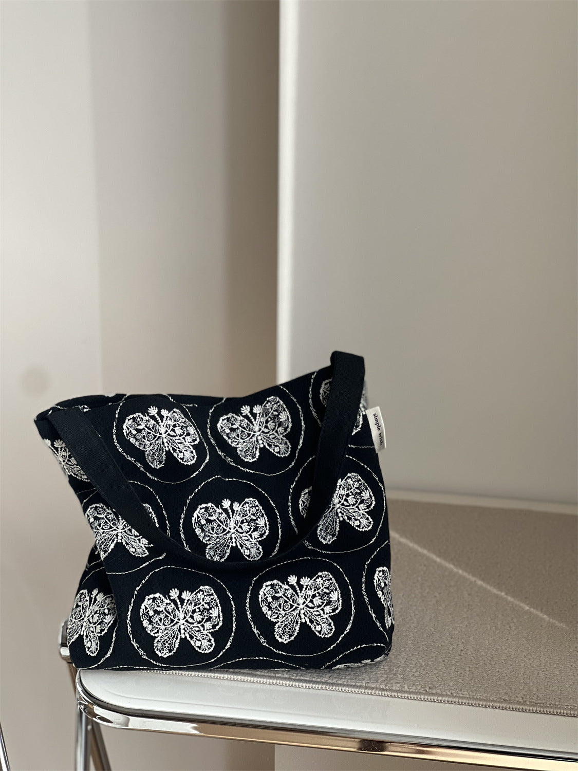 総柄刺繍 マグネット開閉トートバッグ