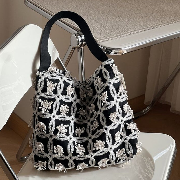 総柄刺繍 マグネット開閉トートバッグ