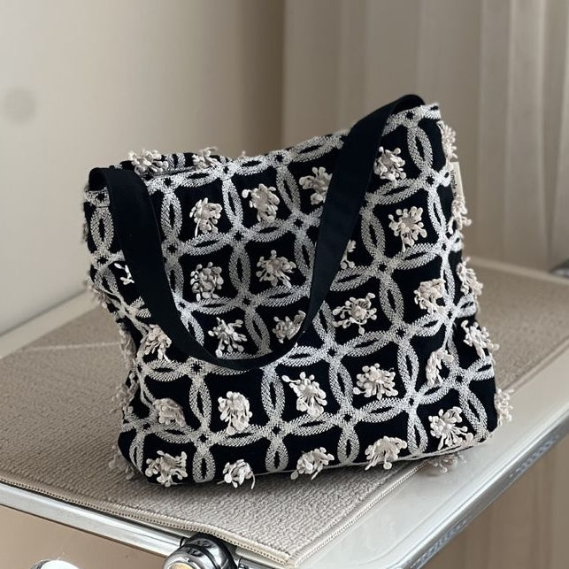 総柄刺繍 マグネット開閉トートバッグ