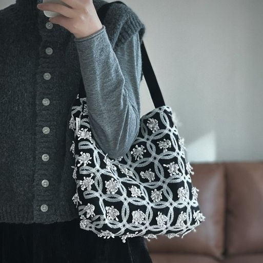 総柄刺繍 マグネット開閉トートバッグ