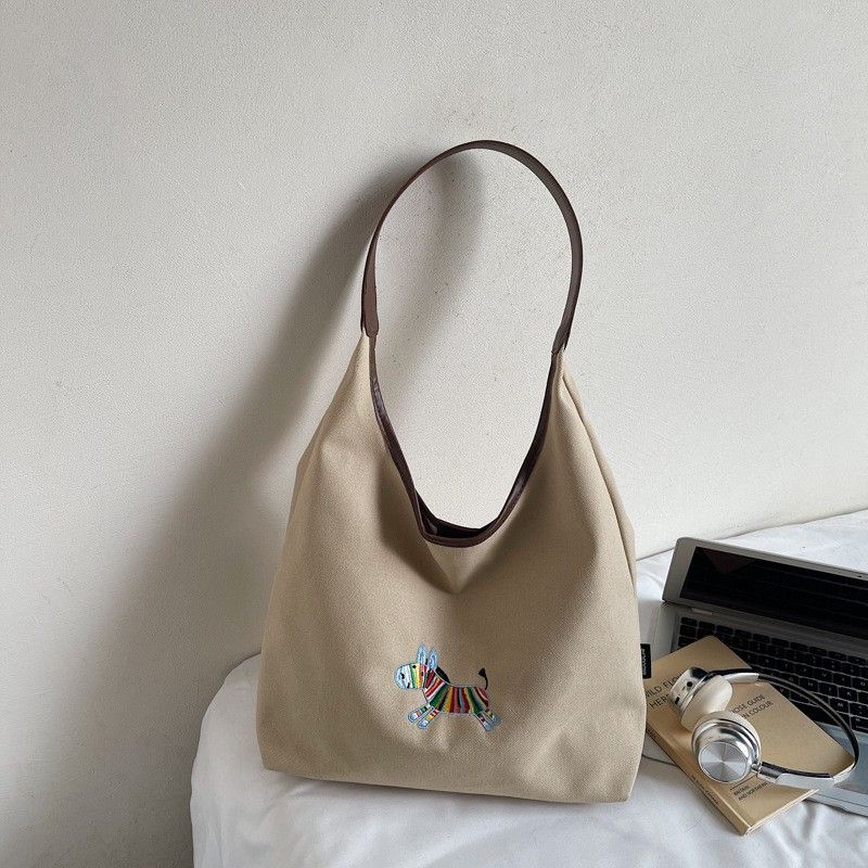 ポニー刺繍キャンバスバッグ 大容量ボックス型のナチュラルショルダー