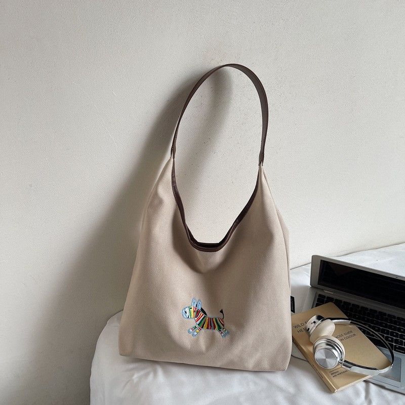 ポニー刺繍キャンバスバッグ 大容量ボックス型のナチュラルショルダー