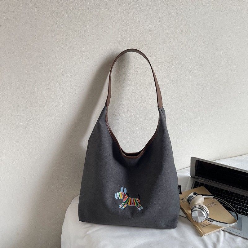 ポニー刺繍キャンバスバッグ 大容量ボックス型のナチュラルショルダー