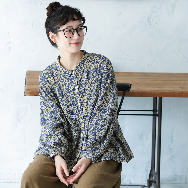 綿麻 木漏れ日模様 さりげない花柄長袖ブラウス