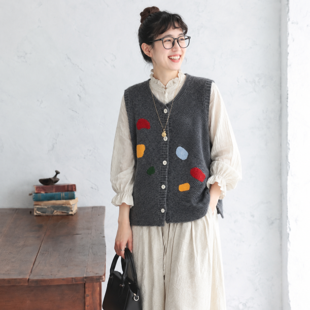 3色展開｜花刺繍 Vネックニットベスト