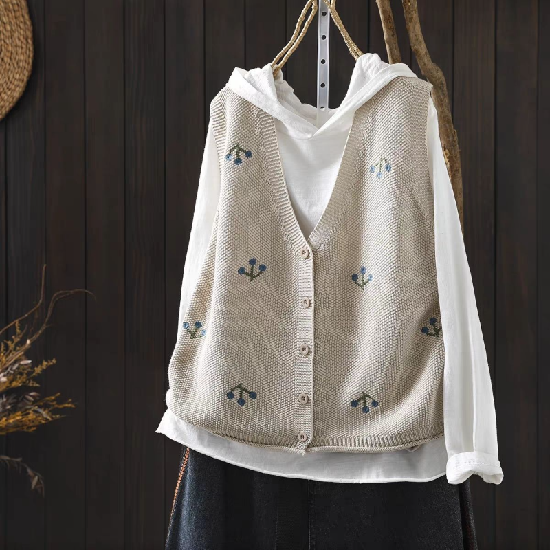 さくらんぼ刺繍 Vネックニットベスト