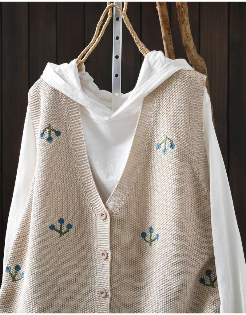 さくらんぼ刺繍 Vネックニットベスト