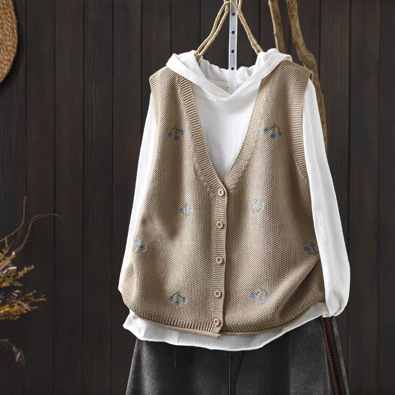 さくらんぼ刺繍 Vネックニットベスト