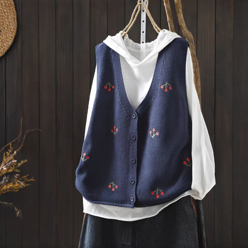 さくらんぼ刺繍 Vネックニットベスト