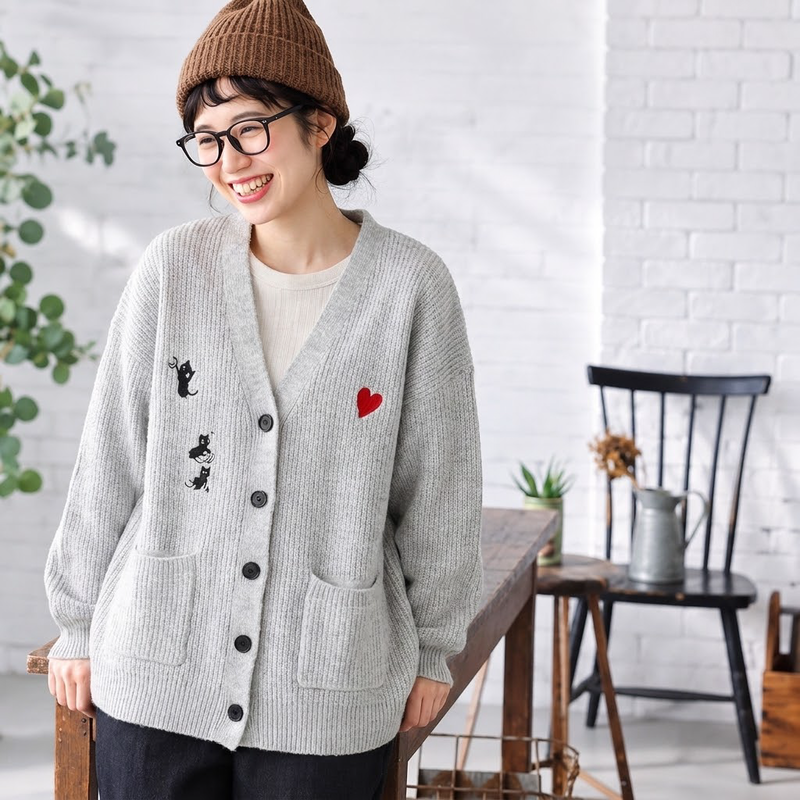 刺繍入り クルーネックニットカーディガン