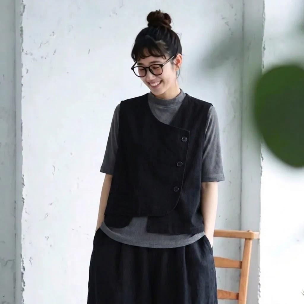 こういうの、なんか好き。アシンメトリー ボタン ノースリーブ レトロ ベスト